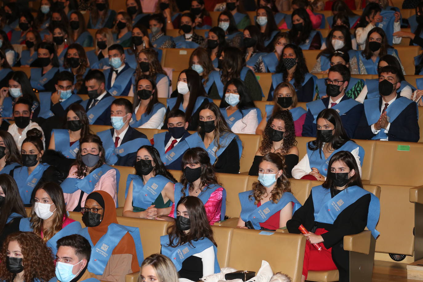 Alumnos de la Universidad de La Rioja de la tercera entrega de diplomas de los cinco grados de la Facultad de Letras y de la Educación