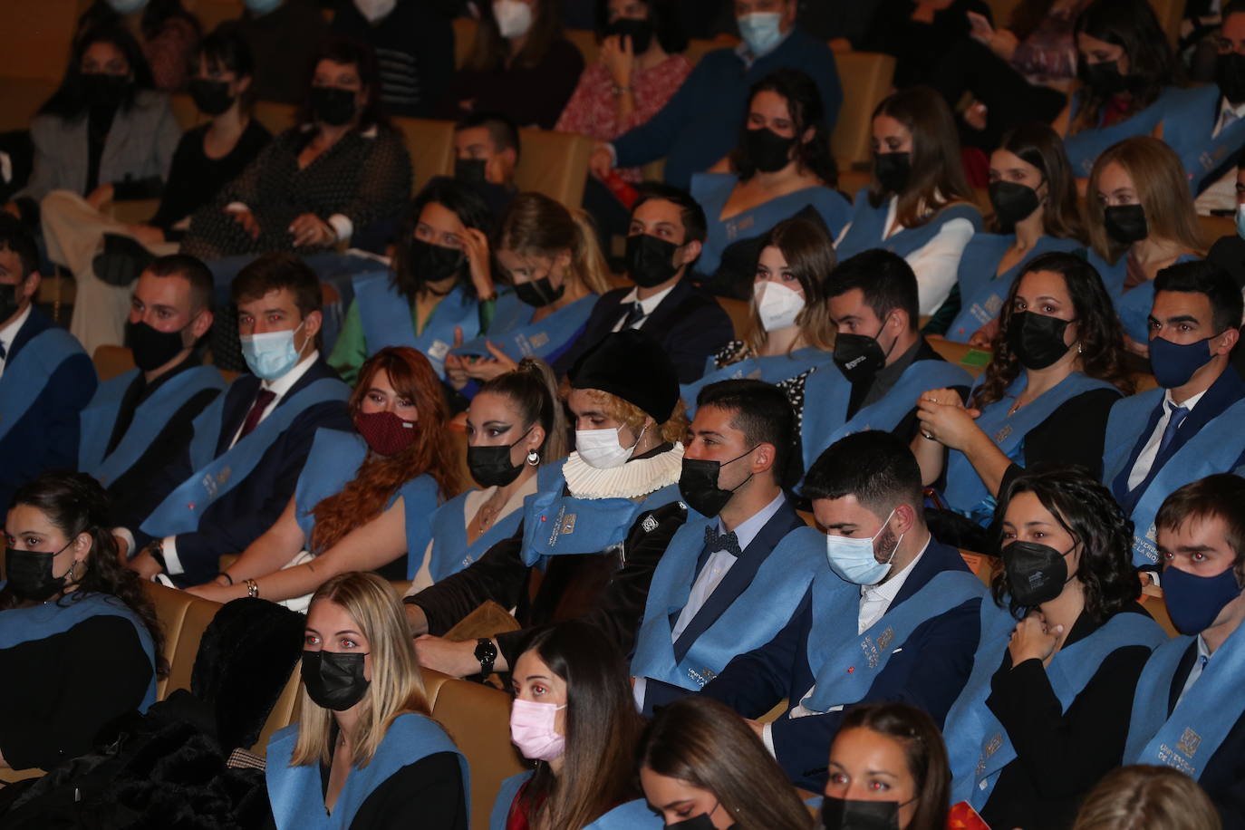 Alumnos de la Universidad de La Rioja de la tercera entrega de diplomas de los cinco grados de la Facultad de Letras y de la Educación