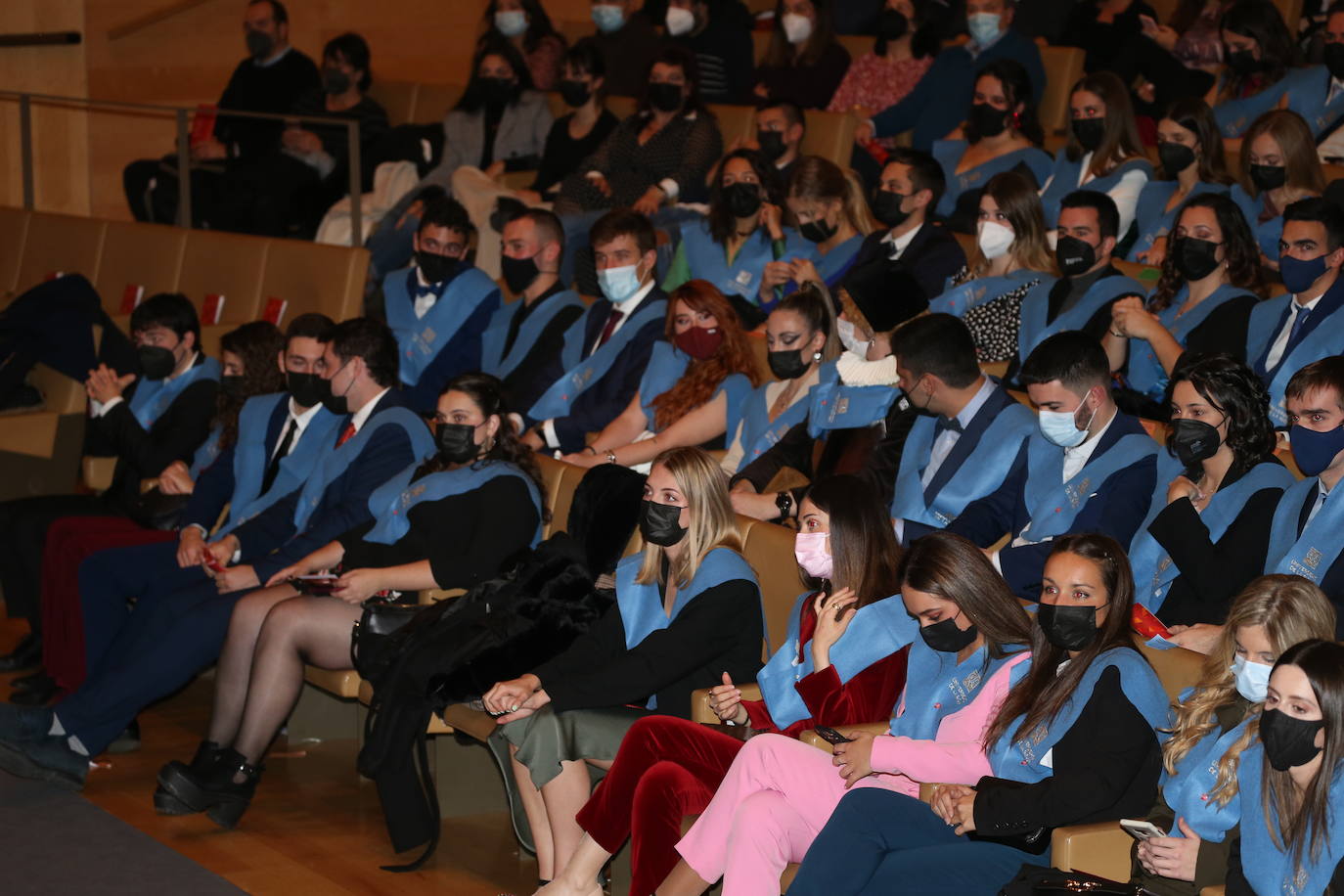 Alumnos de la Universidad de La Rioja de la tercera entrega de diplomas de los cinco grados de la Facultad de Letras y de la Educación