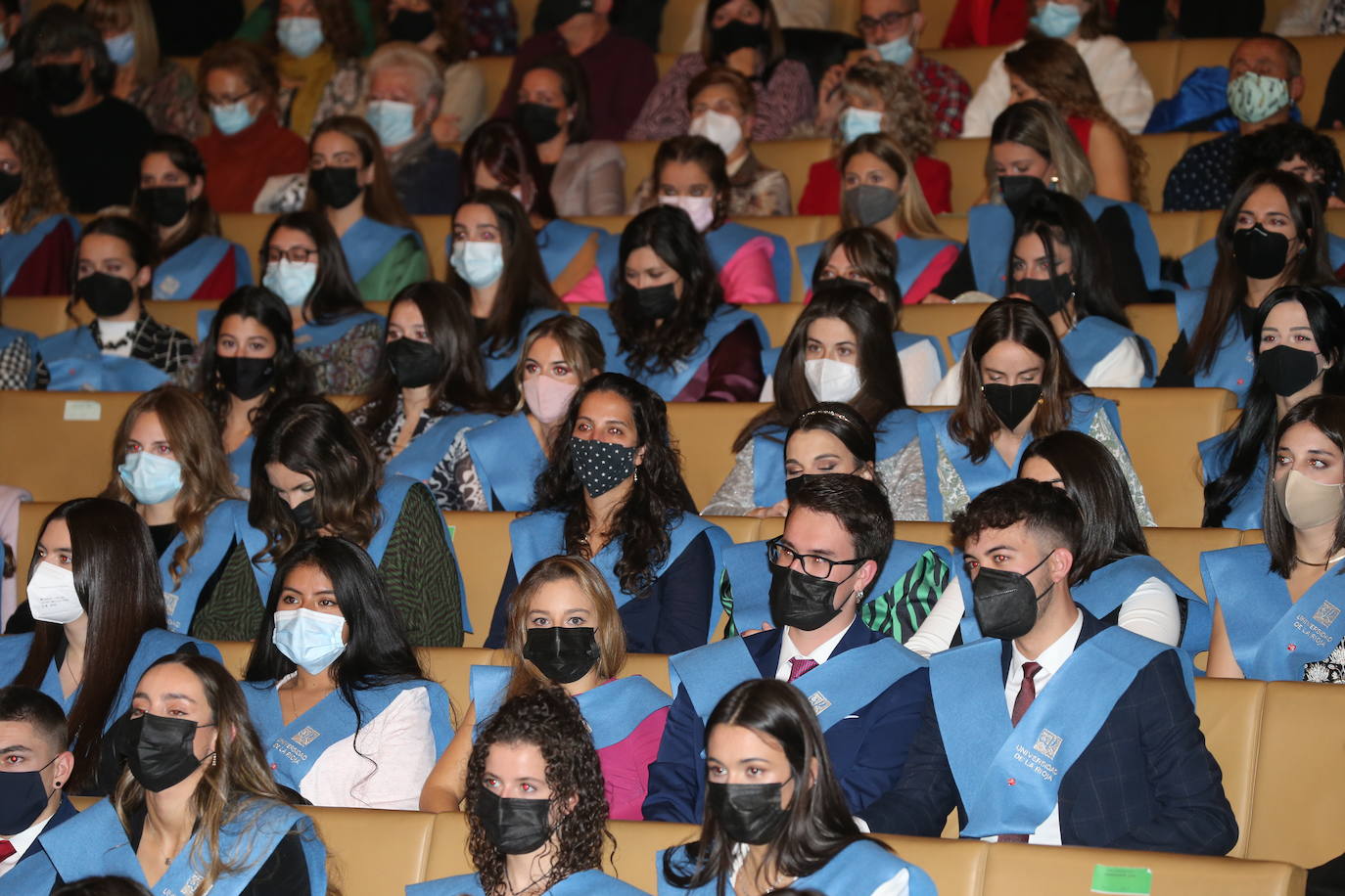 Alumnos de la Universidad de La Rioja de la tercera entrega de diplomas de los cinco grados de la Facultad de Letras y de la Educación