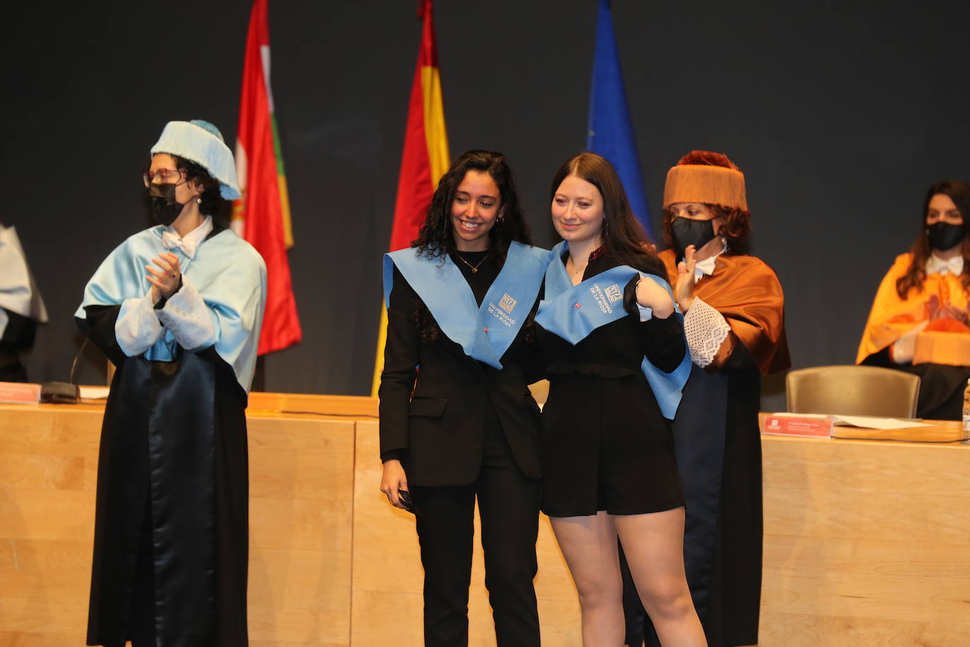 Alumnos de la Universidad de La Rioja de la tercera entrega de diplomas de los cinco grados de la Facultad de Letras y de la Educación