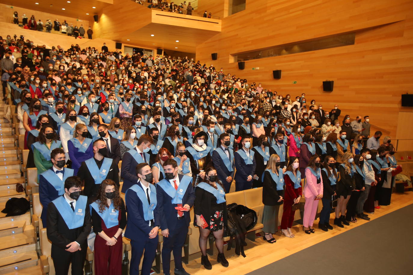 Alumnos de la Universidad de La Rioja de la tercera entrega de diplomas de los cinco grados de la Facultad de Letras y de la Educación