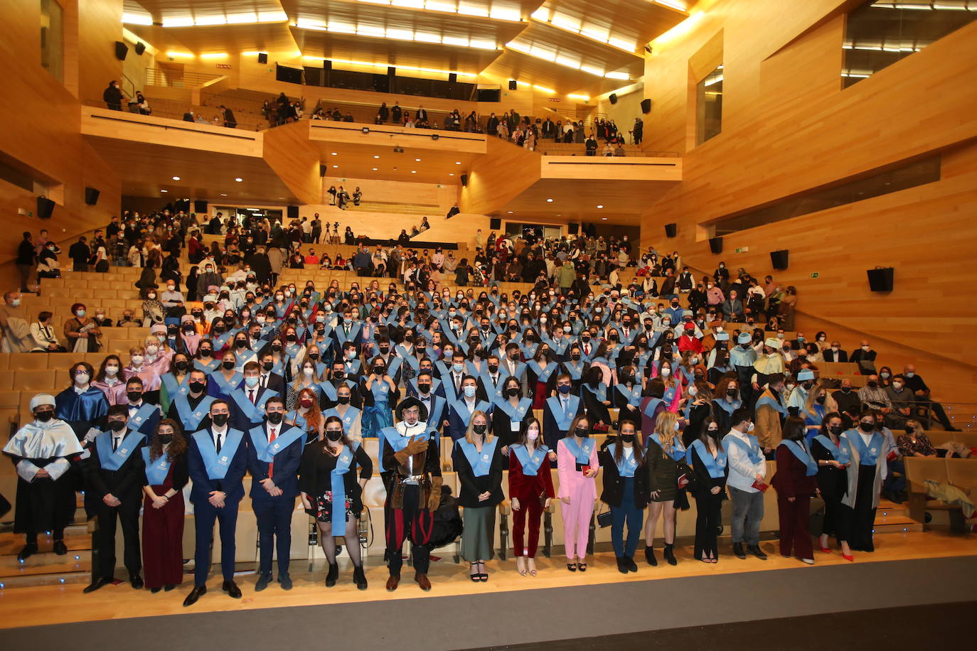 Alumnos de la Universidad de La Rioja de la tercera entrega de diplomas de los cinco grados de la Facultad de Letras y de la Educación