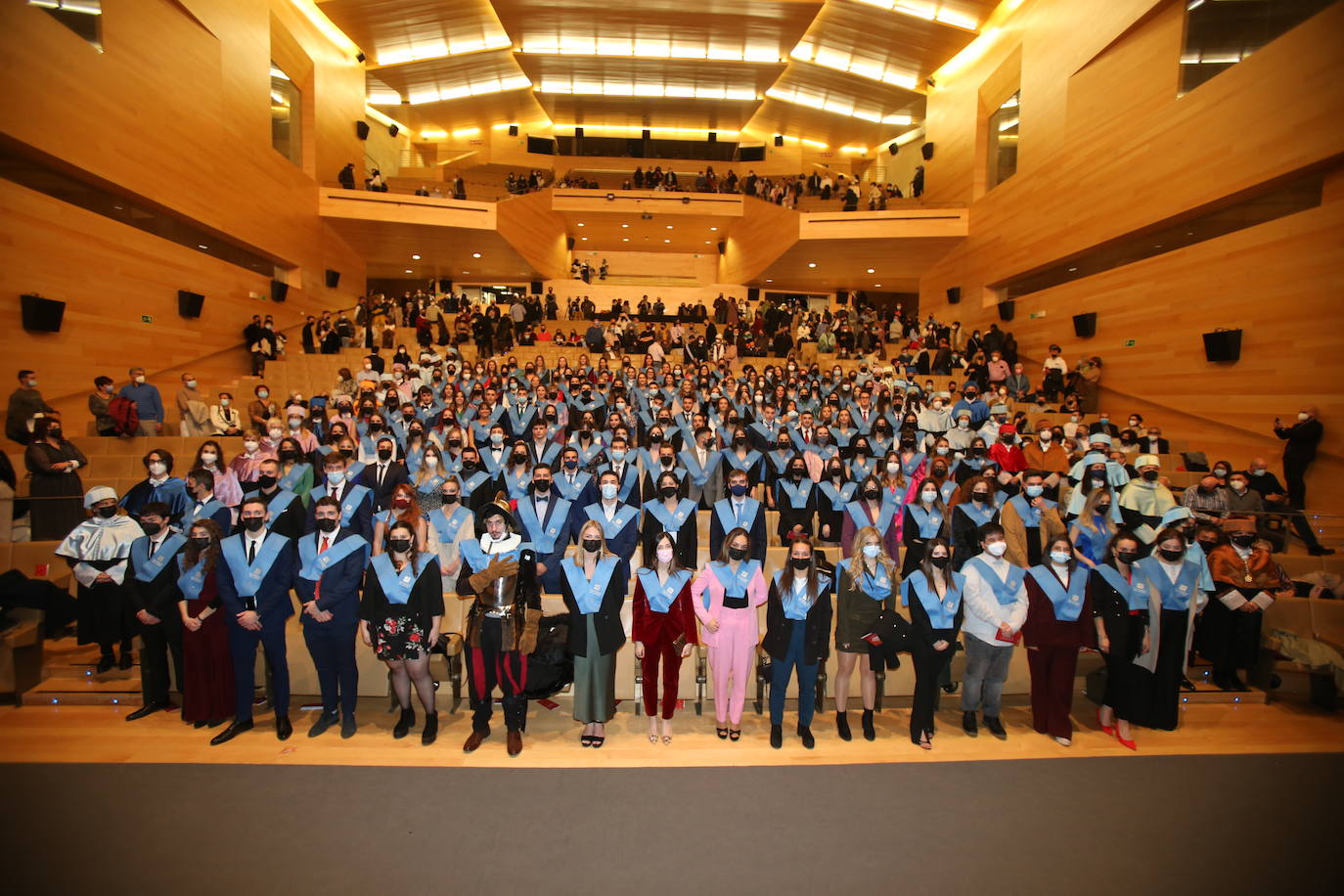 Alumnos de la Universidad de La Rioja de la tercera entrega de diplomas de los cinco grados de la Facultad de Letras y de la Educación