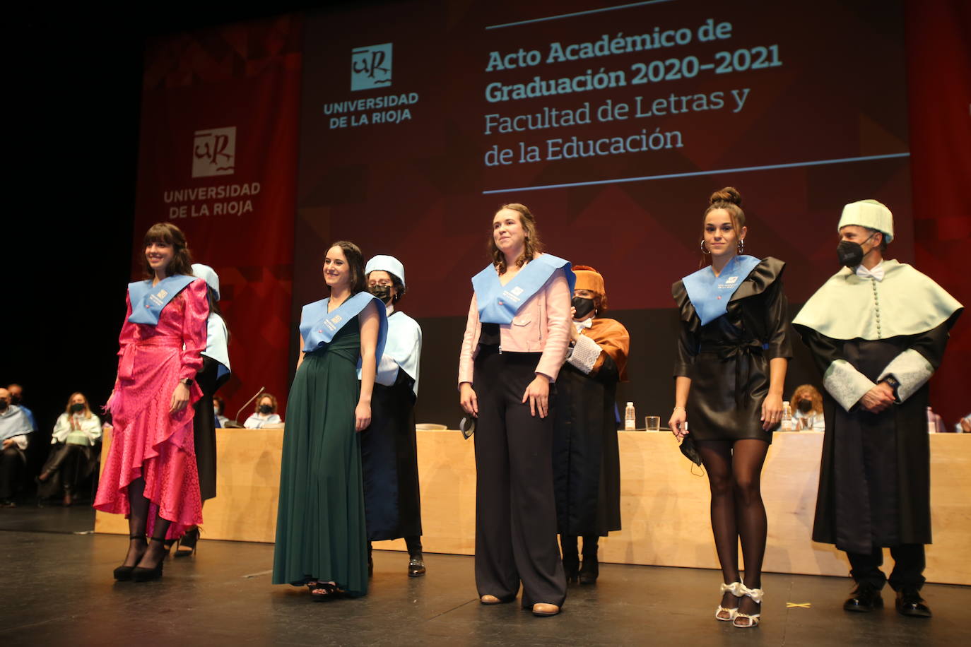 Alumnos de la Universidad de La Rioja de la tercera entrega de diplomas de los cinco grados de la Facultad de Letras y de la Educación