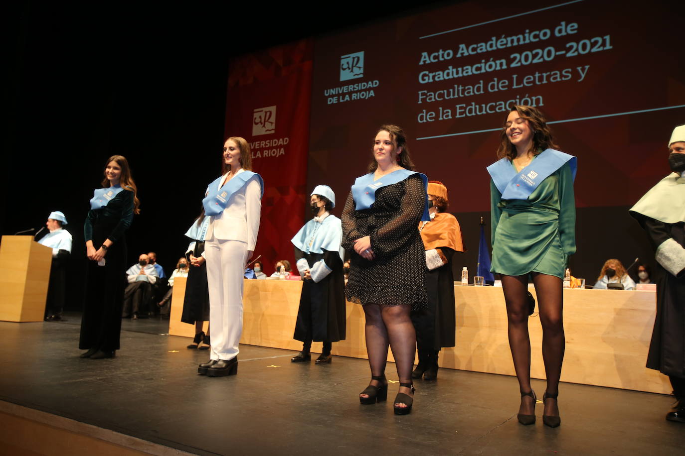 Alumnos de la Universidad de La Rioja de la tercera entrega de diplomas de los cinco grados de la Facultad de Letras y de la Educación