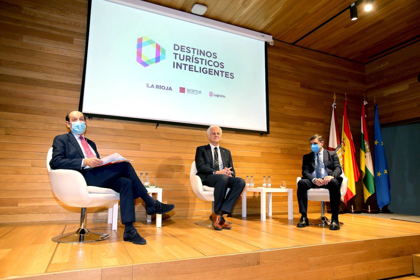 Jornada 'Destinos turísticos inteligentes', organizado por SEGITTUR (Sociedad Estatal de la Innovación y las Tecnologías Turísticas) y Diario La Rioja y con el patrocinio del Ayuntamiento de Logroño, que se ha desarrollado en el Espacio Lagares.