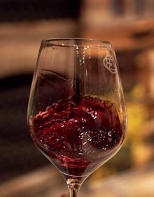 Imagen secundaria 2 - Varios momentos de la grabación de la viodecata en Bodegas Atanza