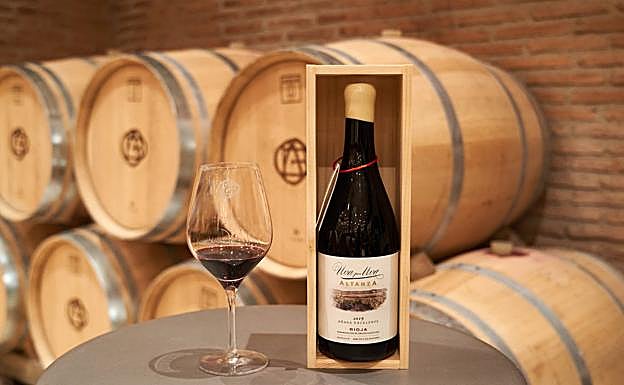 Imagen principal - Varios momentos de la grabación de la viodecata en Bodegas Atanza