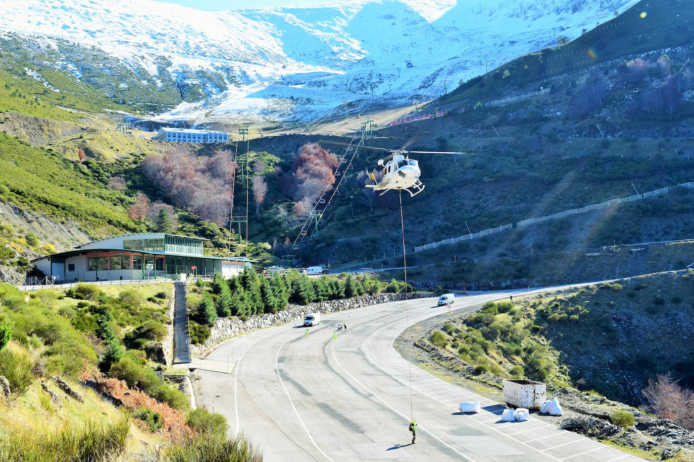 El helicóptero del Gobierno de La Rioja ayuda a culminar la retirada de residuos del barranco Rehoyo y de la avioneta estrellada en el 2005 en Ezcaray. 