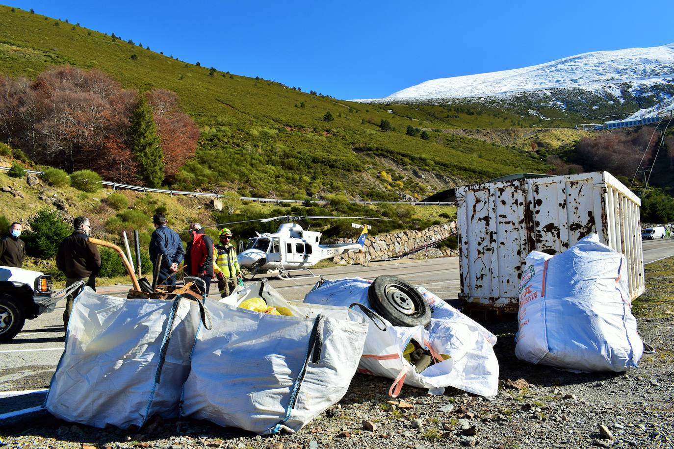 El helicóptero del Gobierno de La Rioja ayuda a culminar la retirada de residuos del barranco Rehoyo y de la avioneta estrellada en el 2005 en Ezcaray. 