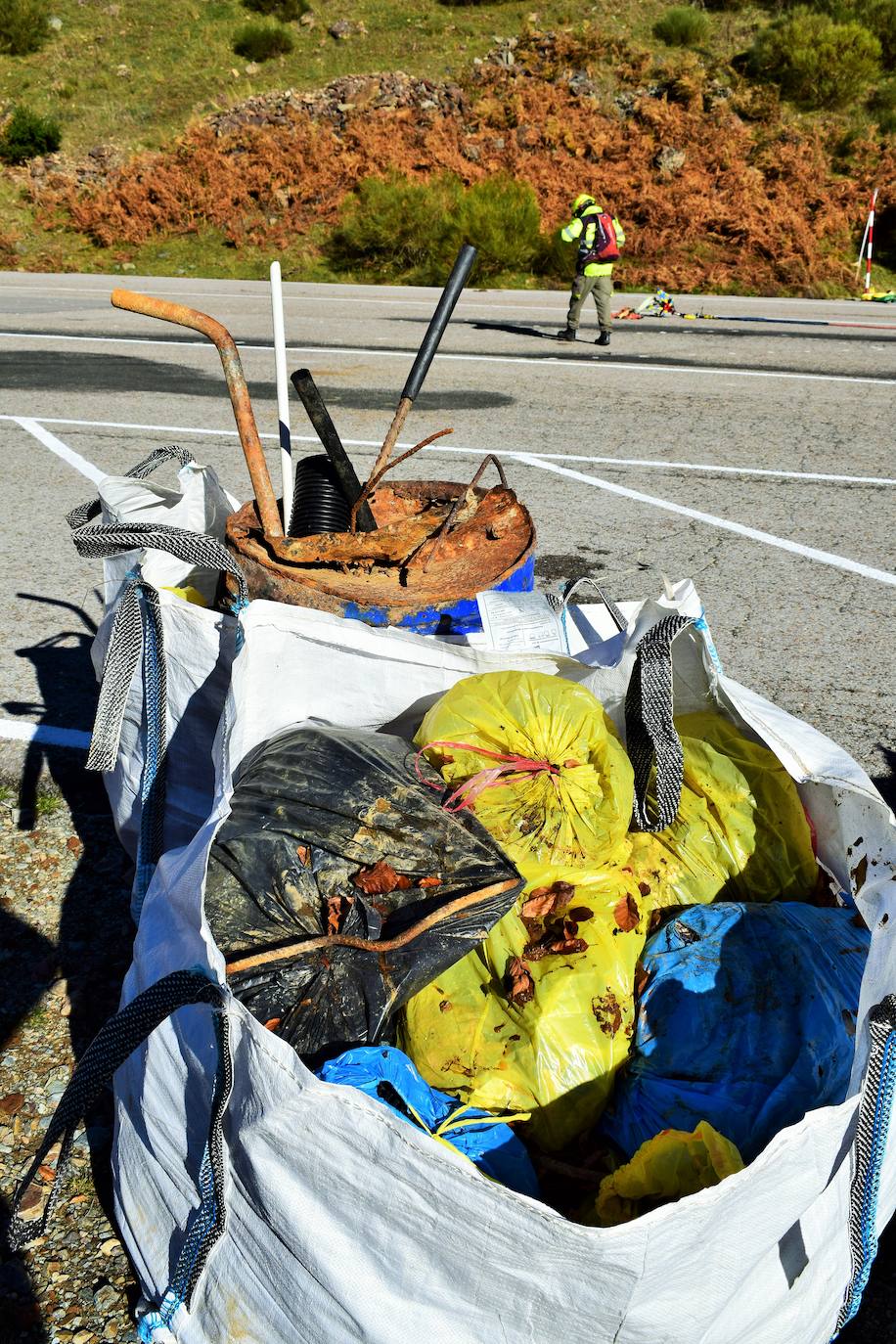 El helicóptero del Gobierno de La Rioja ayuda a culminar la retirada de residuos del barranco Rehoyo y de la avioneta estrellada en el 2005 en Ezcaray. 