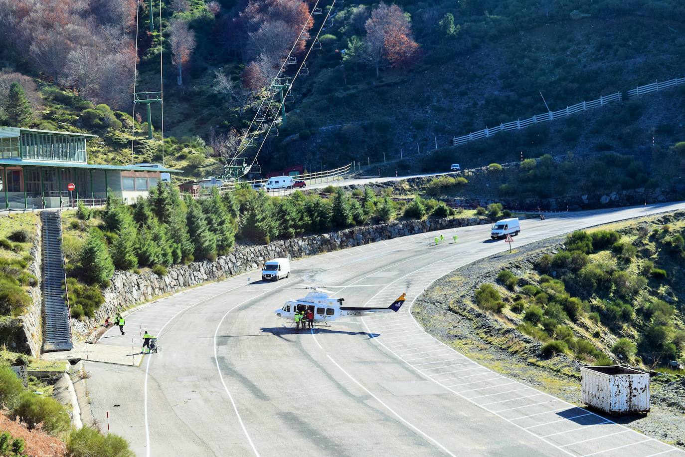 El helicóptero del Gobierno de La Rioja ayuda a culminar la retirada de residuos del barranco Rehoyo y de la avioneta estrellada en el 2005 en Ezcaray. 