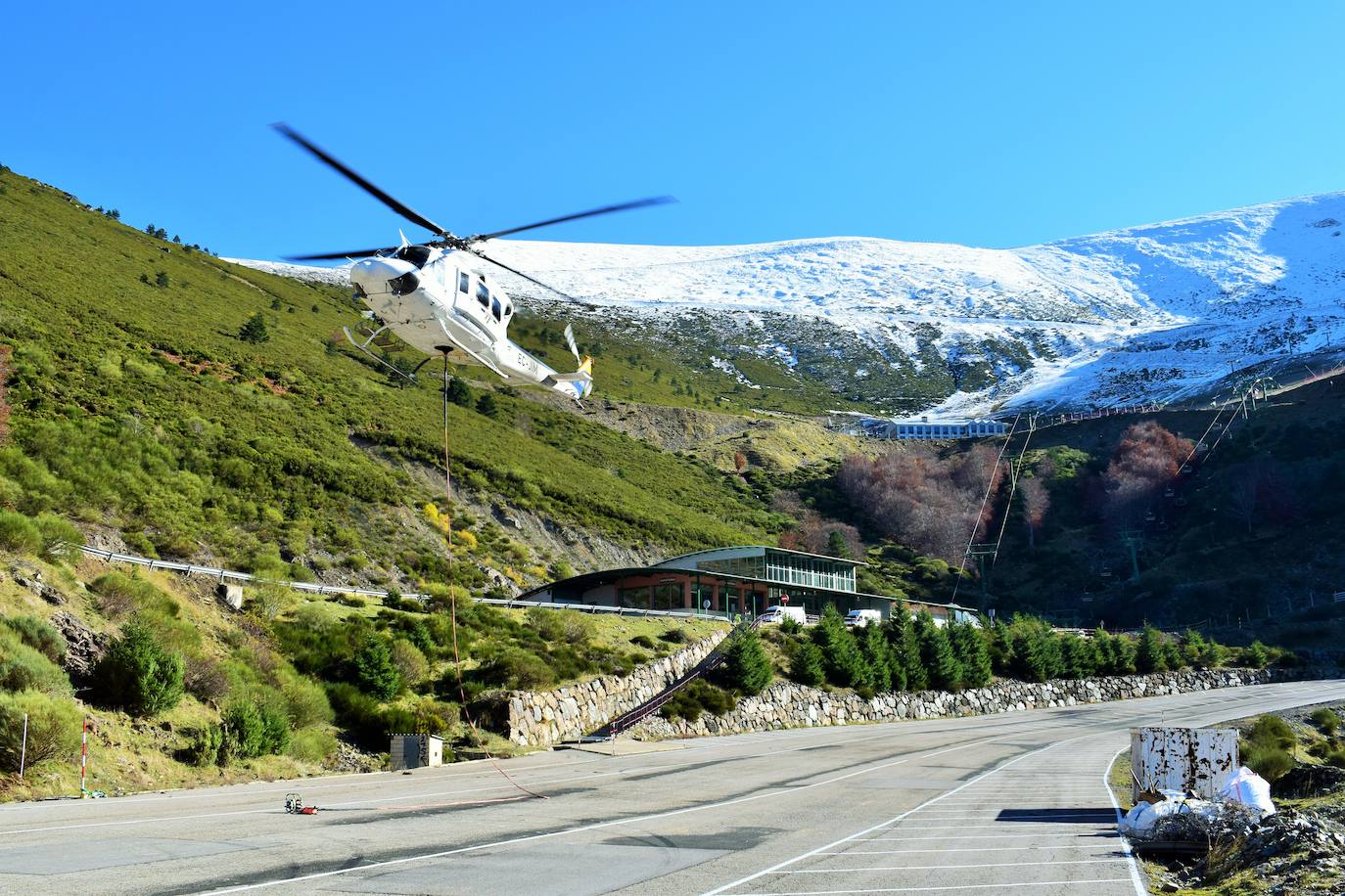 El helicóptero del Gobierno de La Rioja ayuda a culminar la retirada de residuos del barranco Rehoyo y de la avioneta estrellada en el 2005 en Ezcaray. 