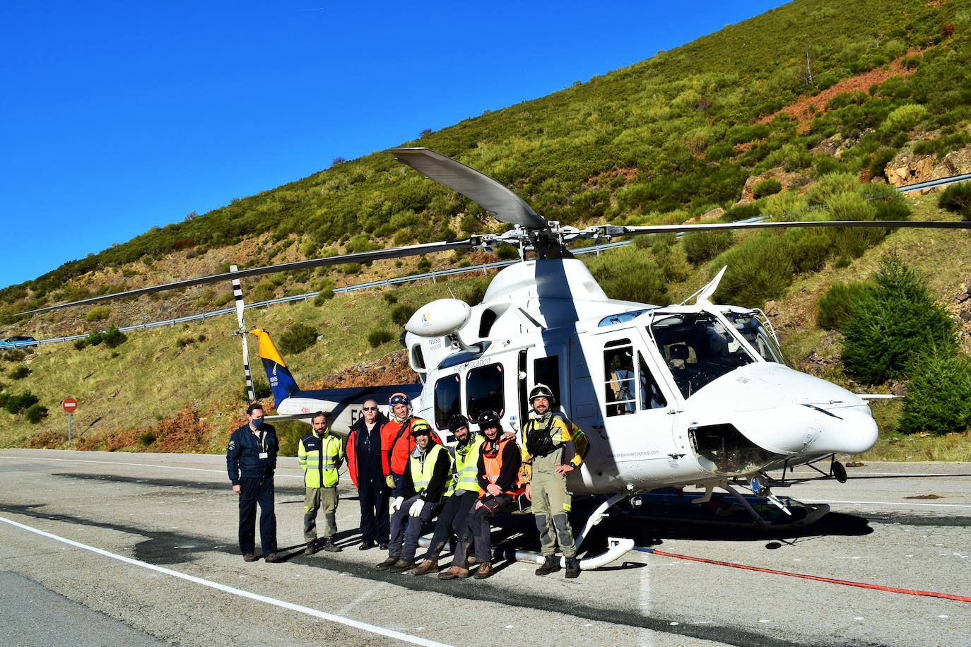 El helicóptero del Gobierno de La Rioja ayuda a culminar la retirada de residuos del barranco Rehoyo y de la avioneta estrellada en el 2005 en Ezcaray. 