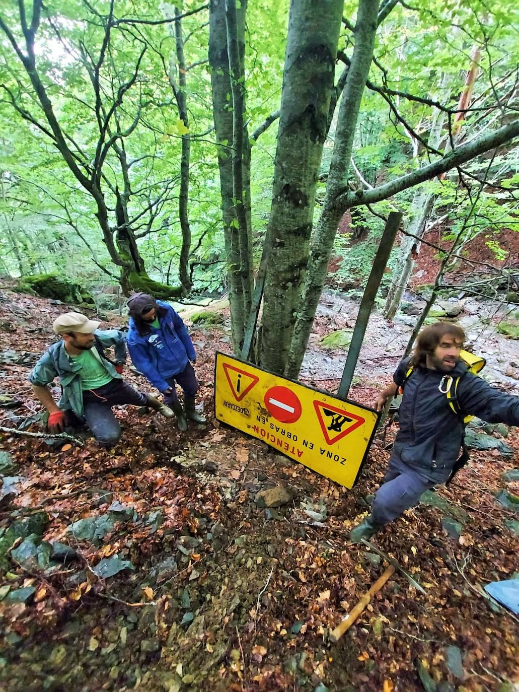 El helicóptero del Gobierno de La Rioja ayuda a culminar la retirada de residuos del barranco Rehoyo y de la avioneta estrellada en el 2005 en Ezcaray. 