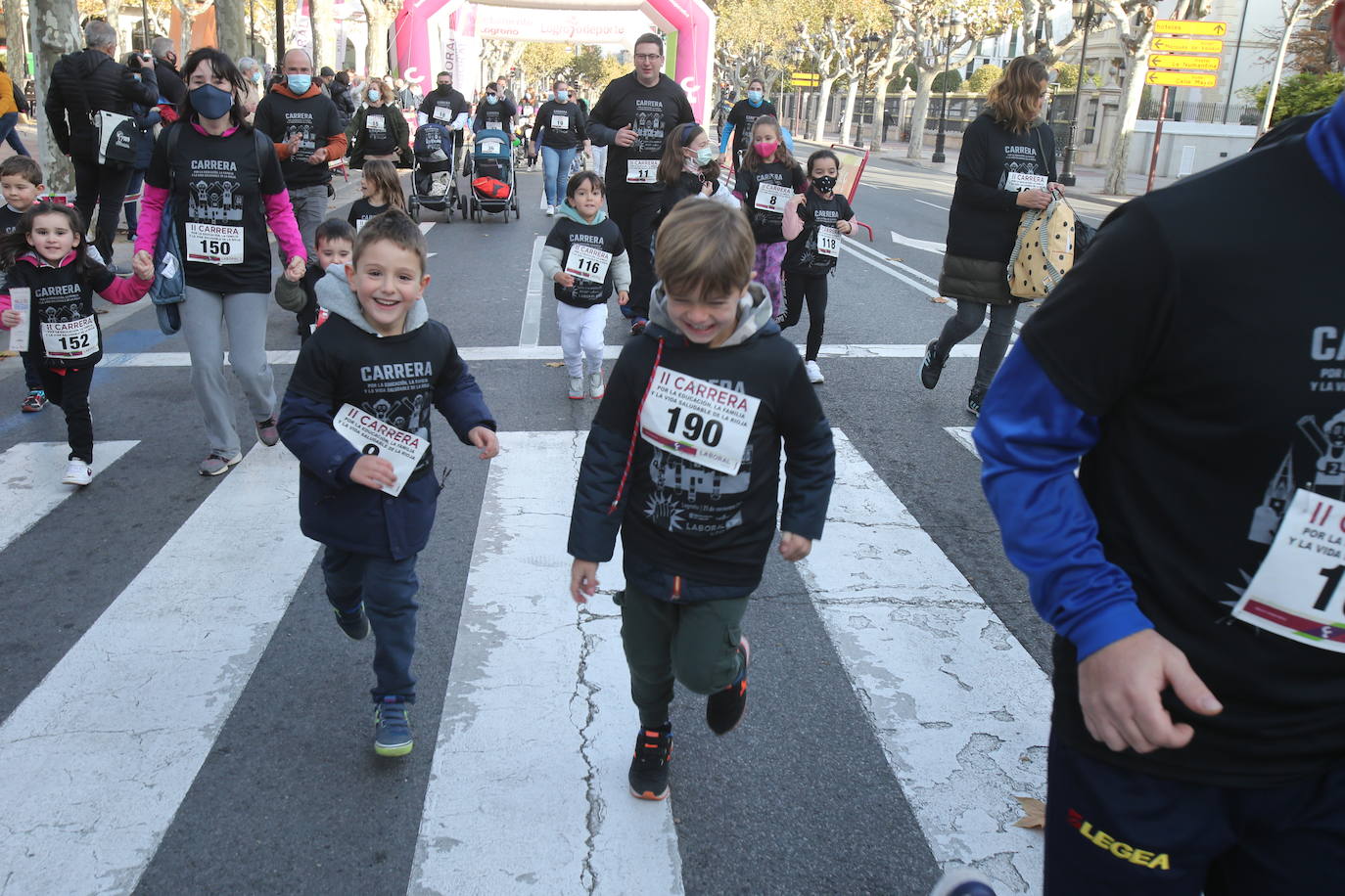 Unas 500 personas han participado esta mañana en la II Carrera por la Educación, la Familia y la Vida Saludable. 