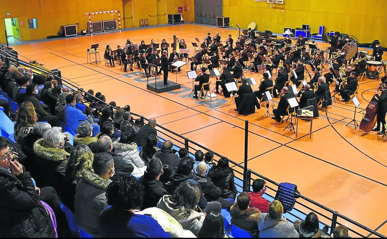 El concierto de la Banda Municipal de música por Santa Cecilia congregó a numerosas personas el viernes en el pabellón Europa. 