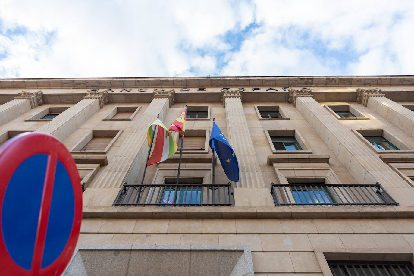 El regio edificio que ocupó el Banco de España en Logroño pervive sobre un complicado equilibrio entre el sentido de su origen y los actuales usos. 