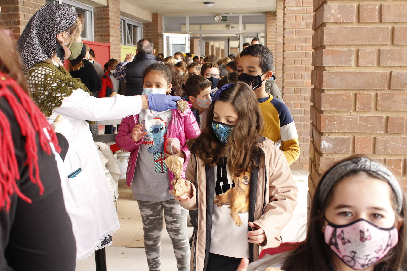 Los alumnos del colegio público Antonio Delgado Calvete de Arnedo disfrutaron este viernes de la tradicional castañada, celebración promovida por la Asociación de Madres y Padres de Alumnos. 