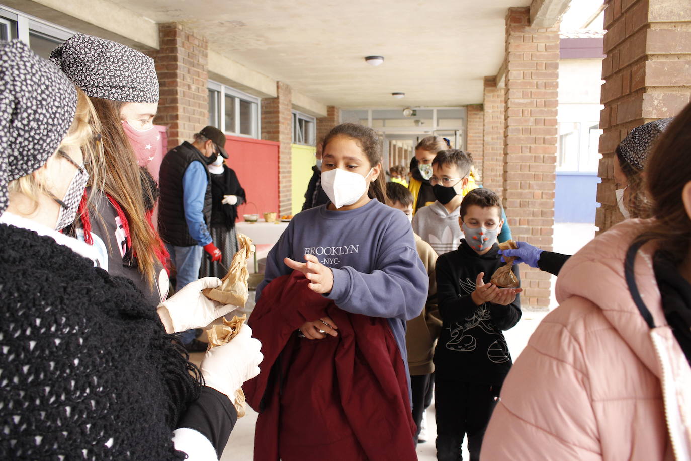 Los alumnos del colegio público Antonio Delgado Calvete de Arnedo disfrutaron este viernes de la tradicional castañada, celebración promovida por la Asociación de Madres y Padres de Alumnos. 