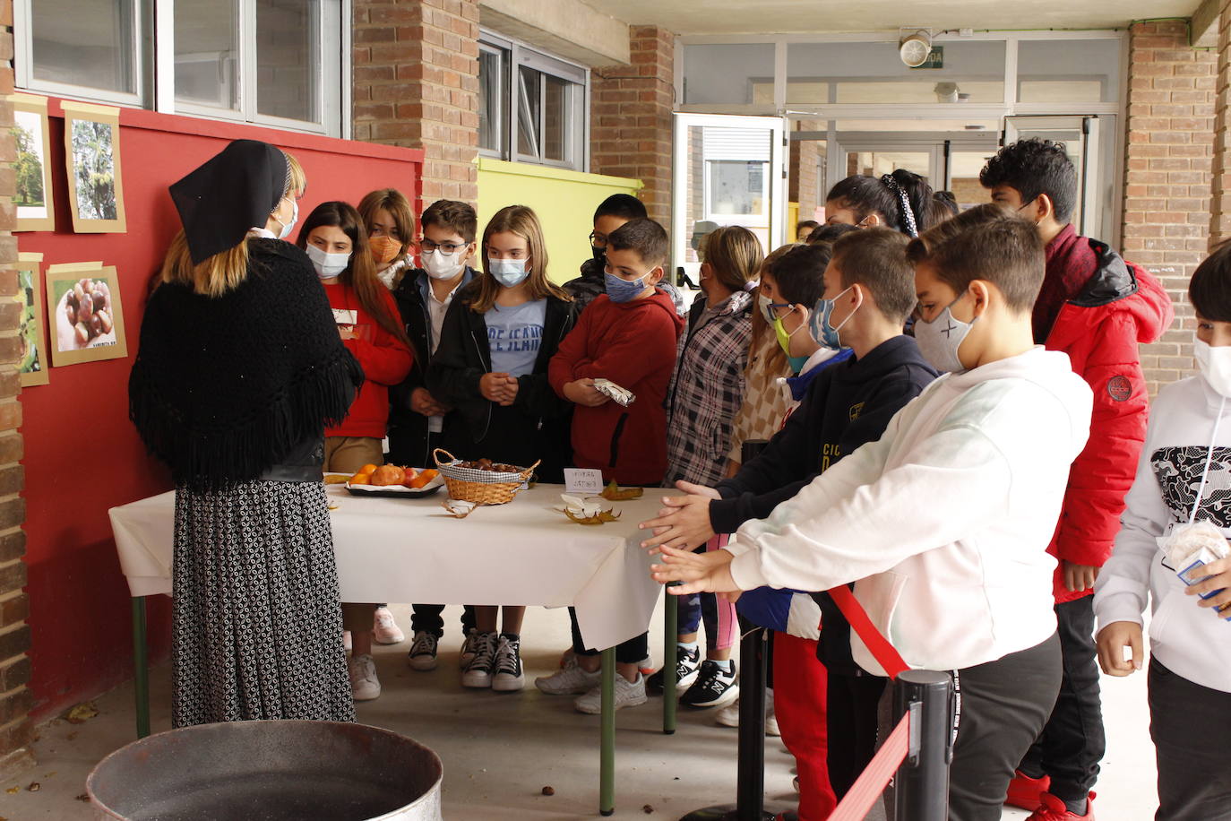 Los alumnos del colegio público Antonio Delgado Calvete de Arnedo disfrutaron este viernes de la tradicional castañada, celebración promovida por la Asociación de Madres y Padres de Alumnos. 