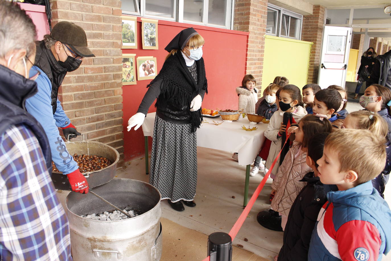 Los alumnos del colegio público Antonio Delgado Calvete de Arnedo disfrutaron este viernes de la tradicional castañada, celebración promovida por la Asociación de Madres y Padres de Alumnos. 