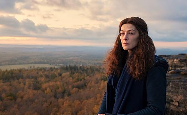 Rosamund Pike, en un fotograma de 'La rueda del tiempo'.