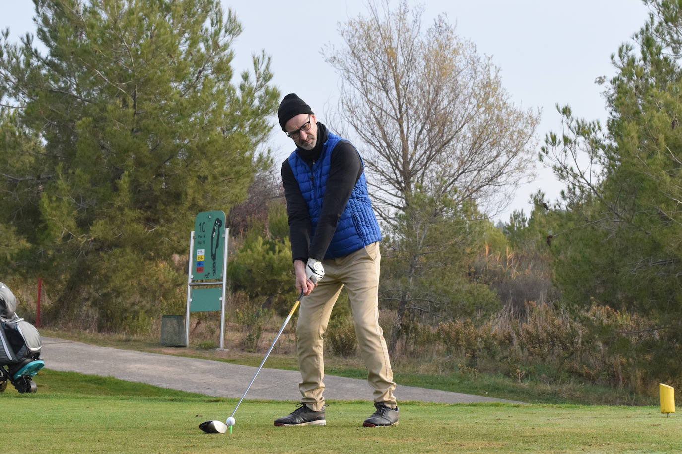 Un jugador realiza un lanzamiento desde un búnker 