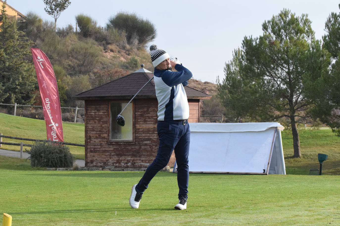 Un jugador realiza un lanzamiento desde un búnker 