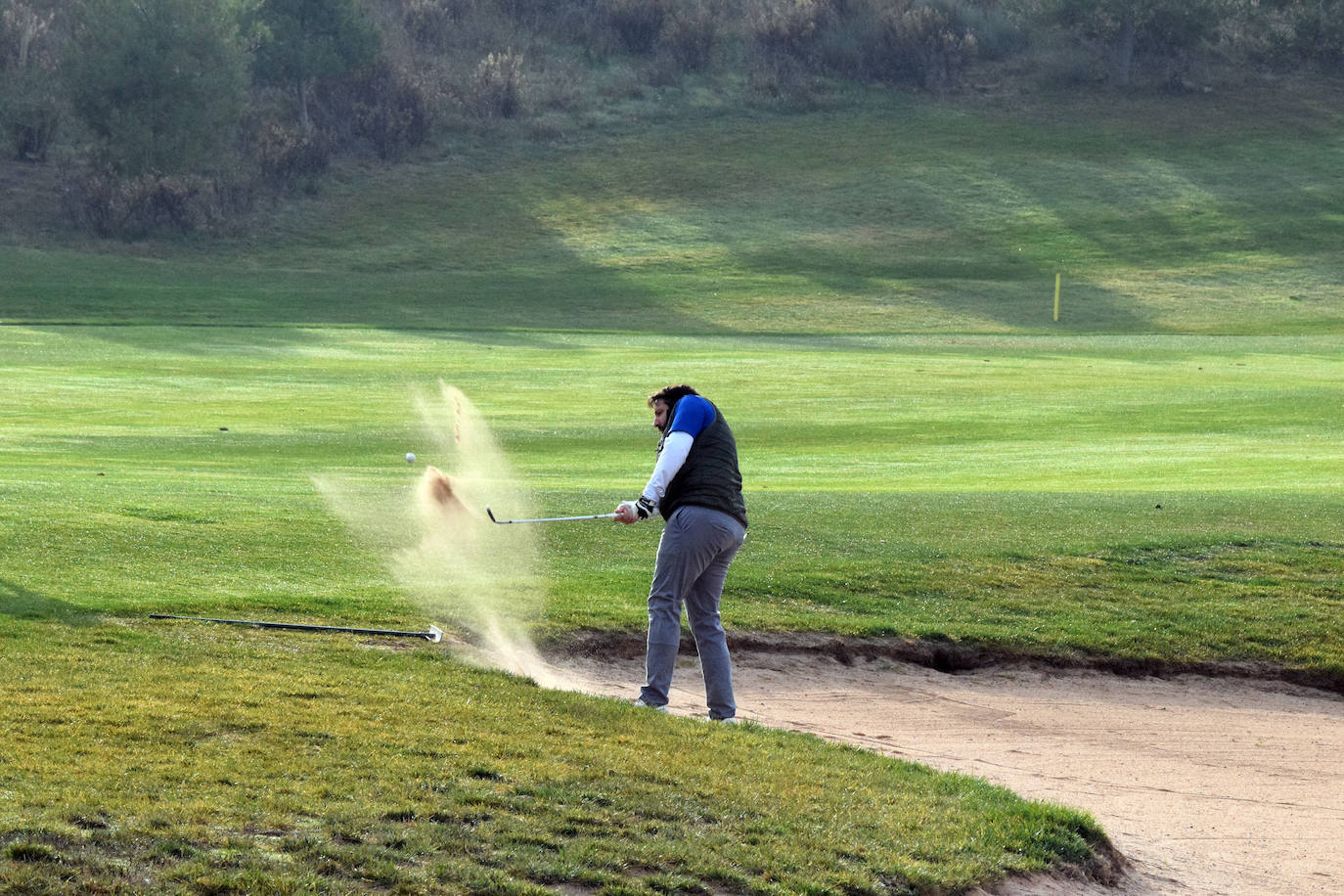 Un jugador realiza un lanzamiento desde un búnker 