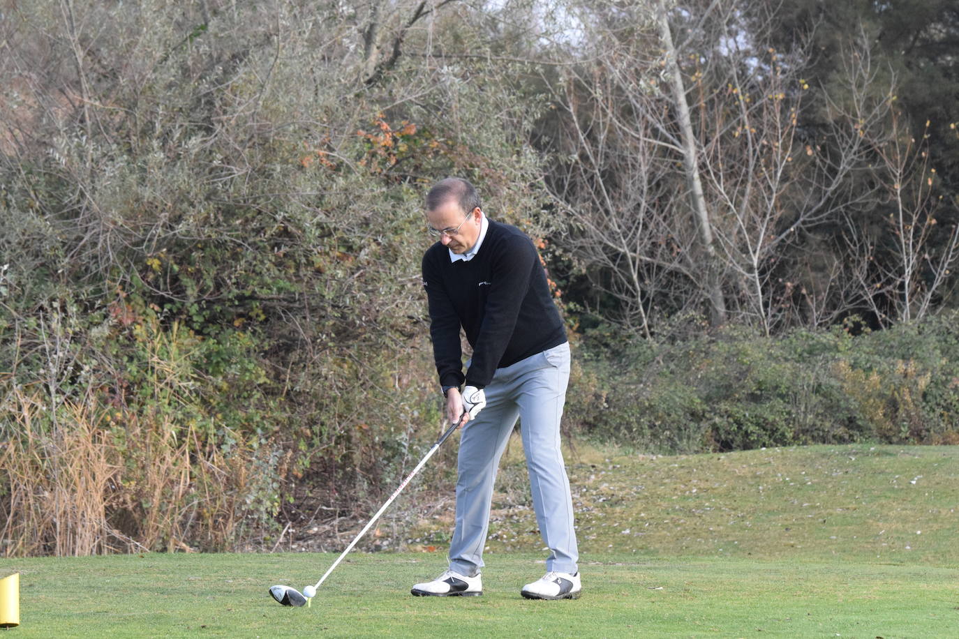 Un jugador realiza un lanzamiento desde un búnker 