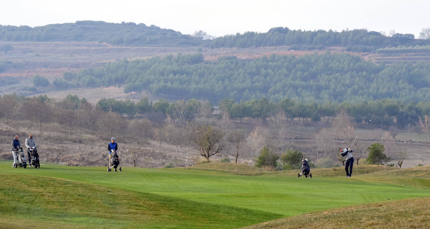 Un jugador realiza un lanzamiento desde un búnker 