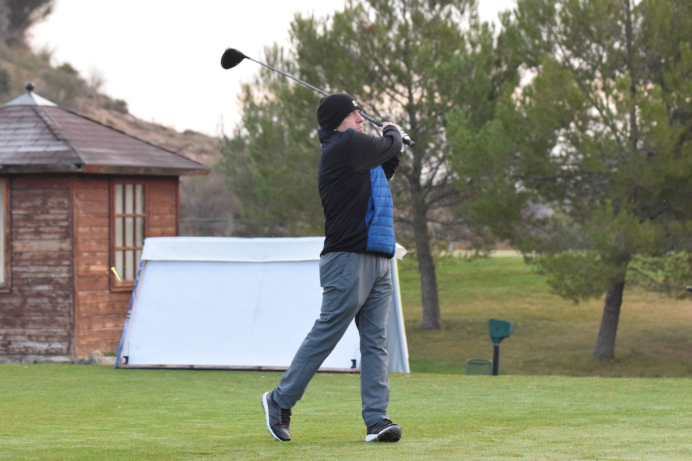 Un jugador realiza un lanzamiento desde un búnker 