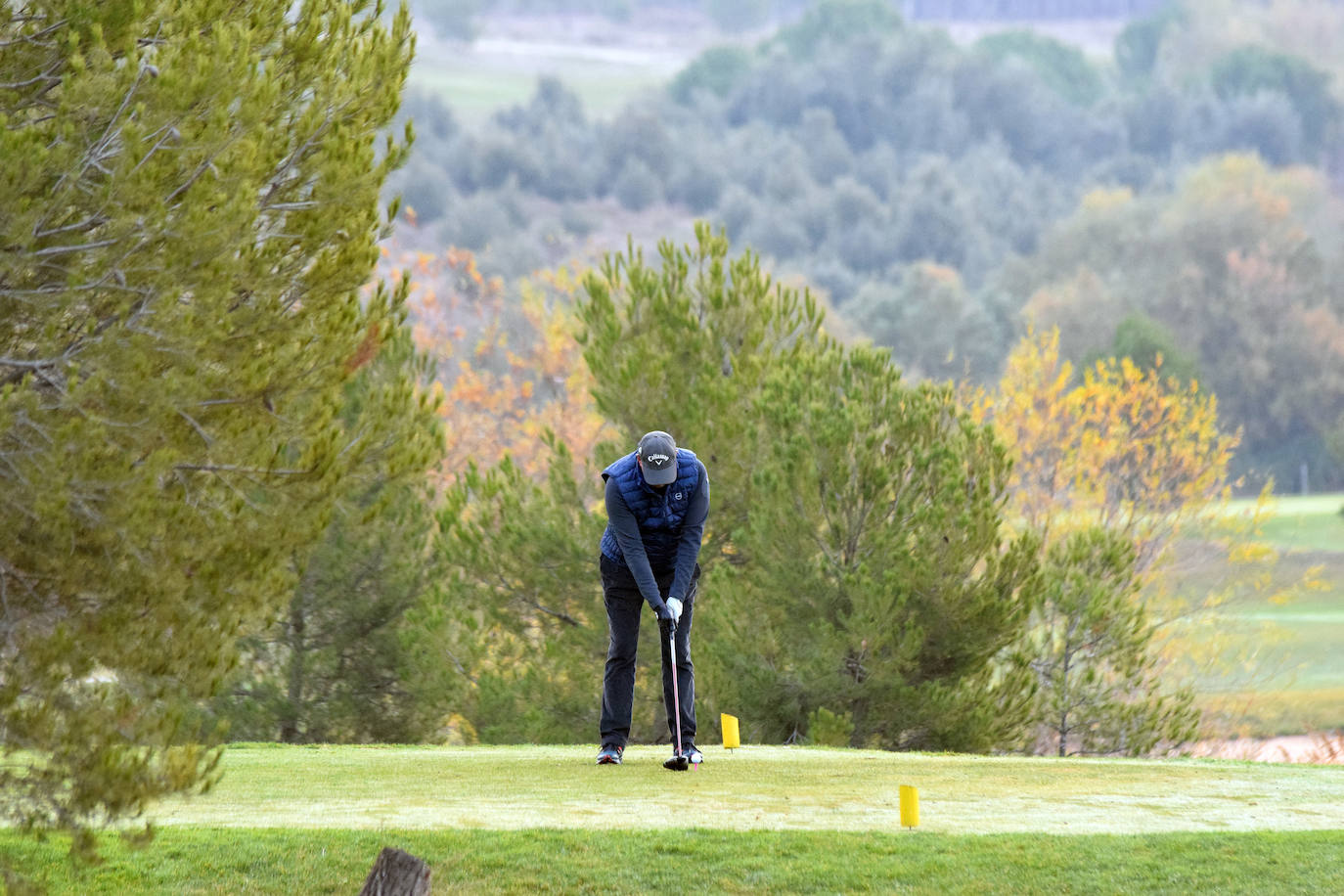 Un jugador realiza un lanzamiento desde un búnker 