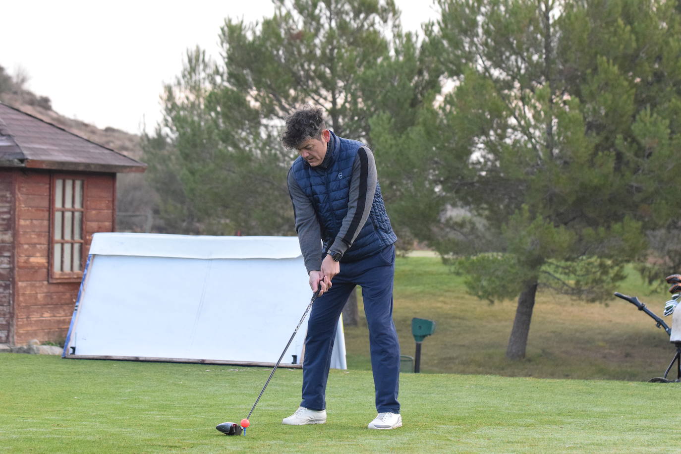 Un jugador realiza un lanzamiento desde un búnker 