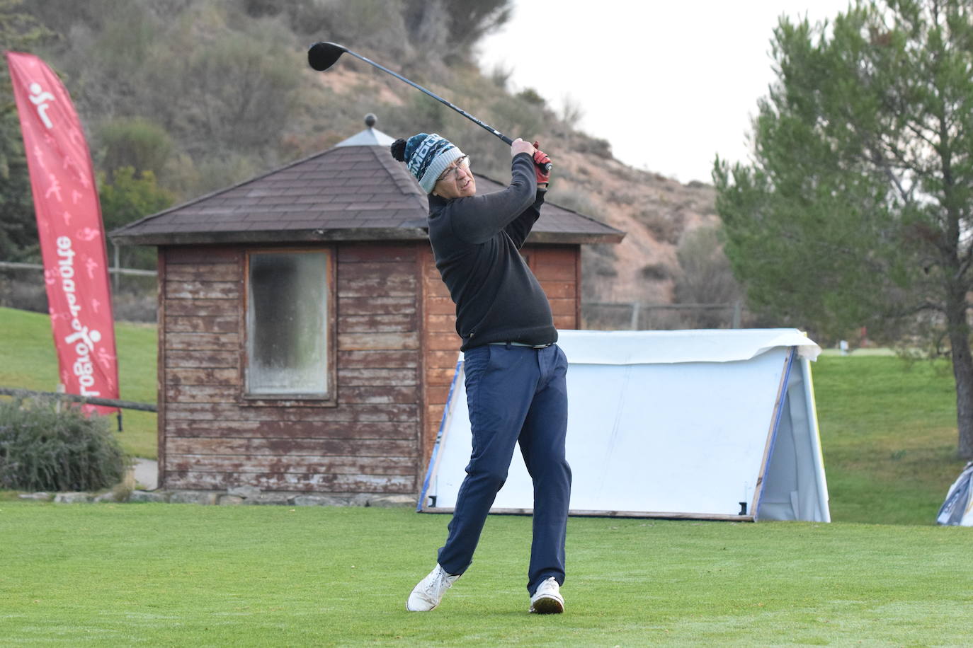 Un jugador realiza un lanzamiento desde un búnker 