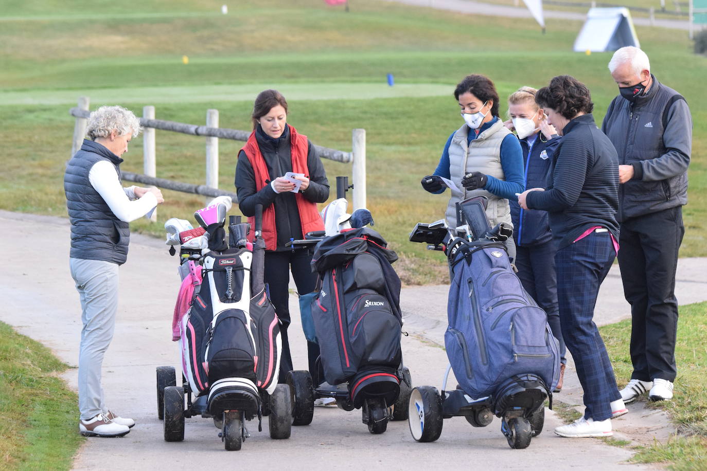 Un jugador realiza un lanzamiento desde un búnker 