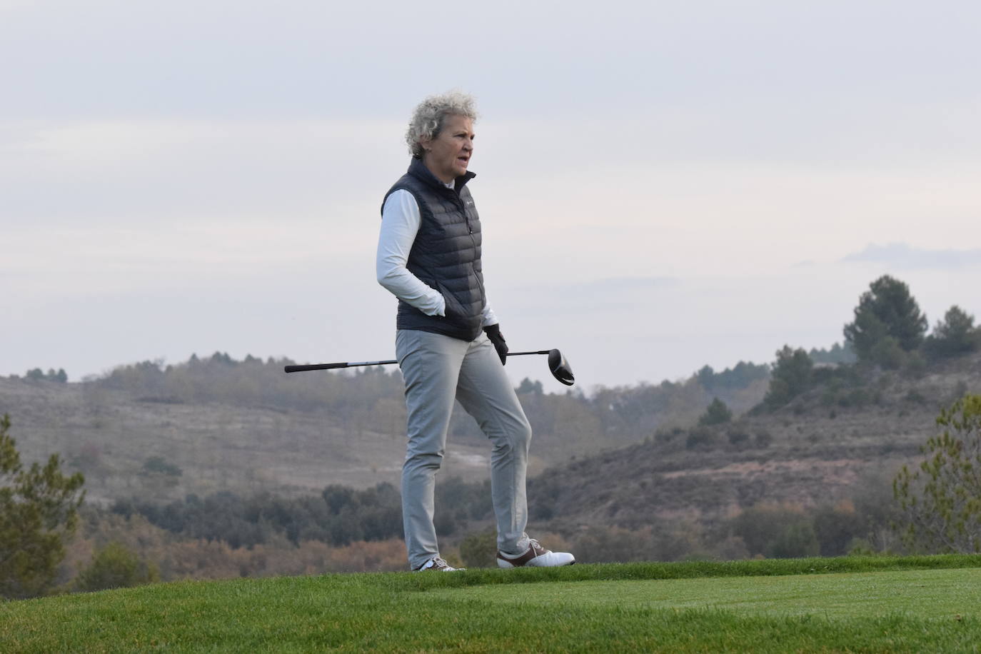 Un jugador realiza un lanzamiento desde un búnker 