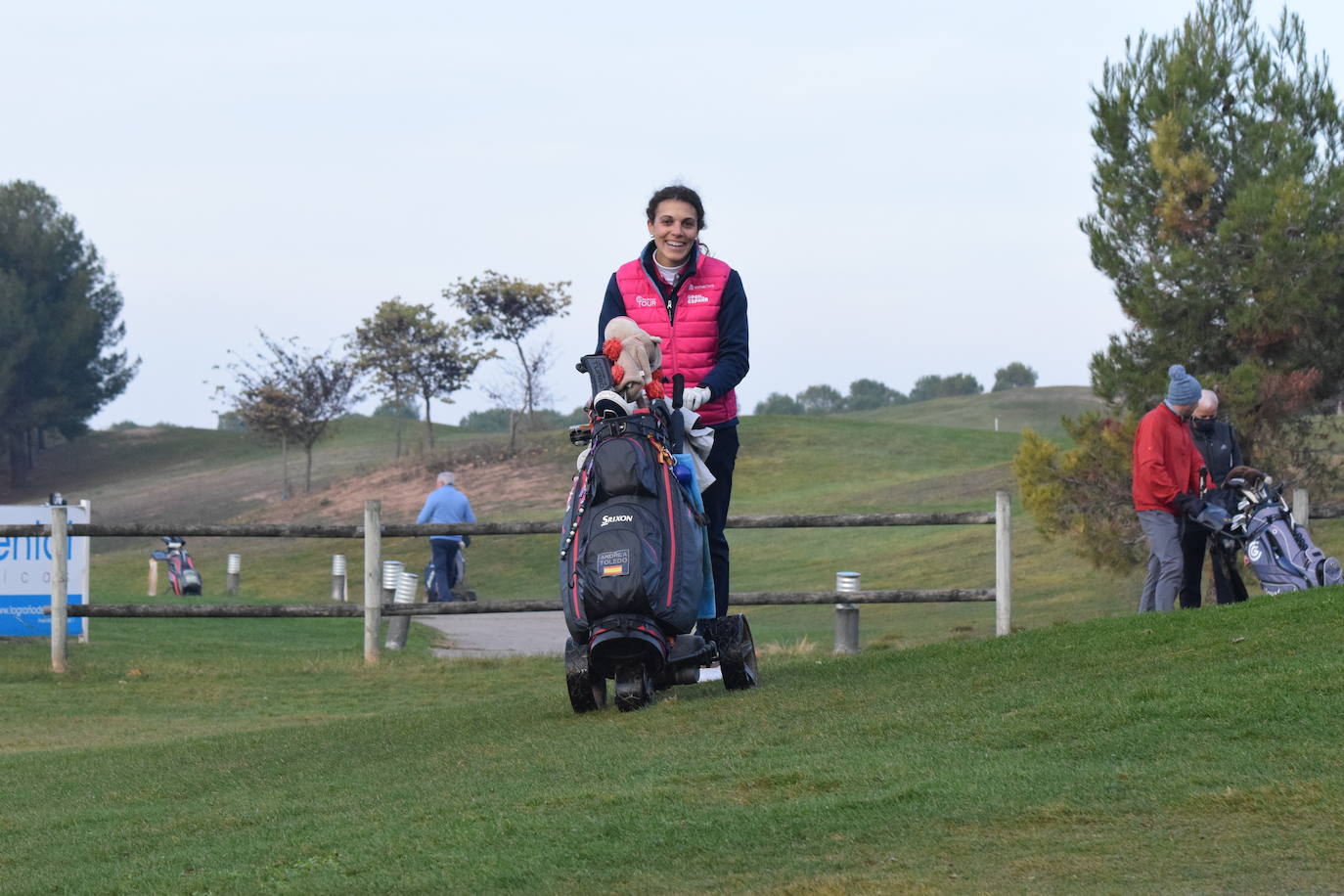 Un jugador realiza un lanzamiento desde un búnker 