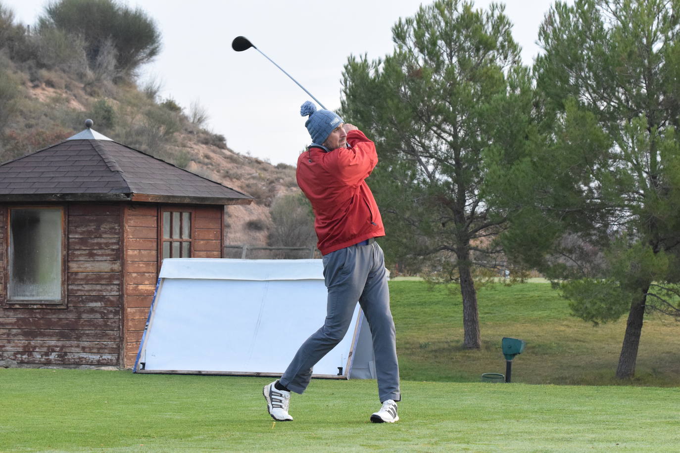 Un jugador realiza un lanzamiento desde un búnker 