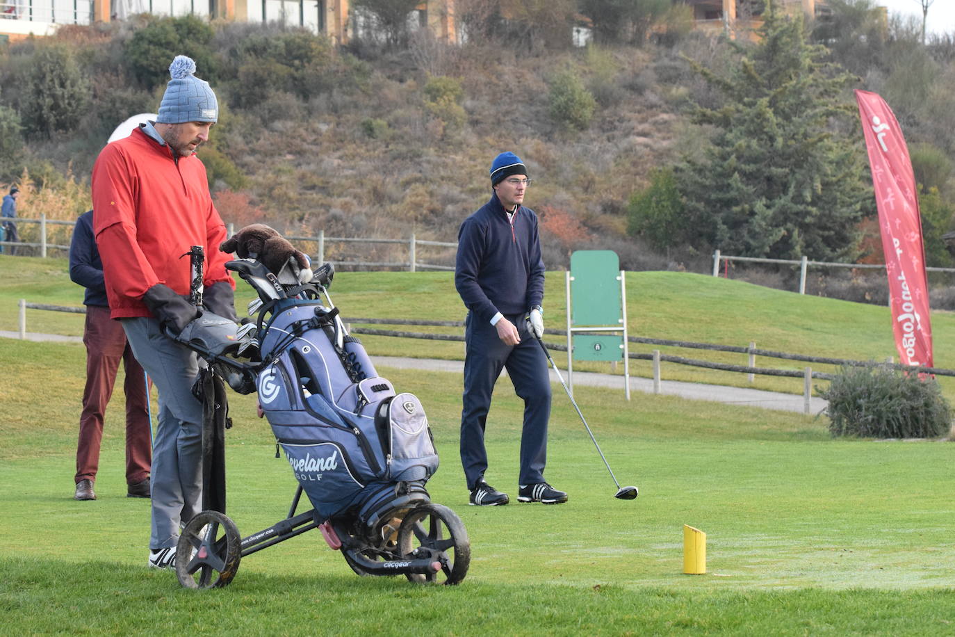 Un jugador realiza un lanzamiento desde un búnker 