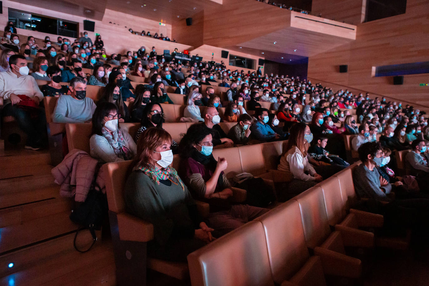 La compañía Mayumaná ofreció dos sesiones de su espectáculo 'Currents' ante cientos de espectadores en el auditorio de Riojafórum en Logroño. 