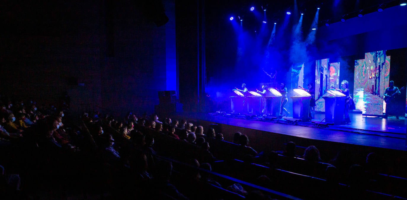 La compañía Mayumaná ofreció dos sesiones de su espectáculo 'Currents' ante cientos de espectadores en el auditorio de Riojafórum en Logroño. 