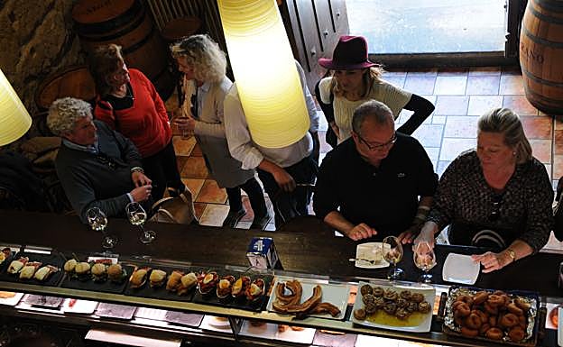 Imagen del interior de un bar.