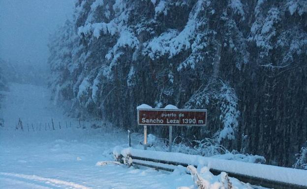 Imagen principal - La nieve tiñe el primer día de temporal