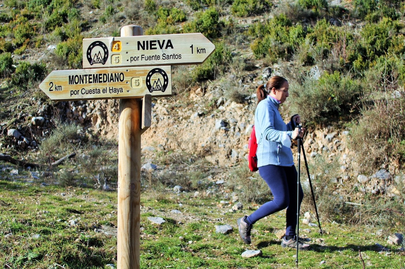 Una mujer practica senderismo por los montes situados entre Nieva de Cameros y El Rasillo, en pleno Camero Nuevo. 