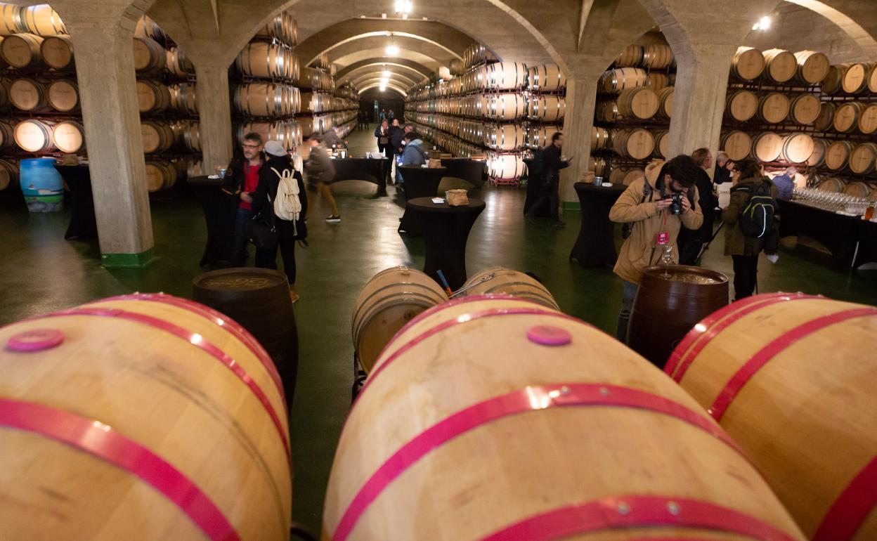 Sala de barricas de una bodega de Rioja. 