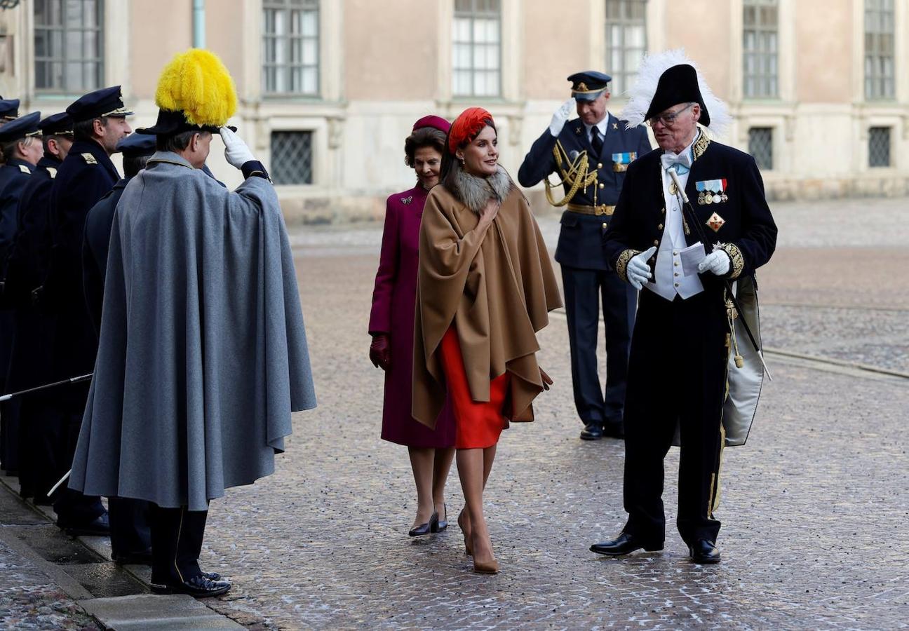 La reina Letizia seguida por la reina Silvia de Suecia a su llegada a las Caballerizas Reales desde donde se han dirigido, en carroza de época, al Palacio Real de Estocolmo