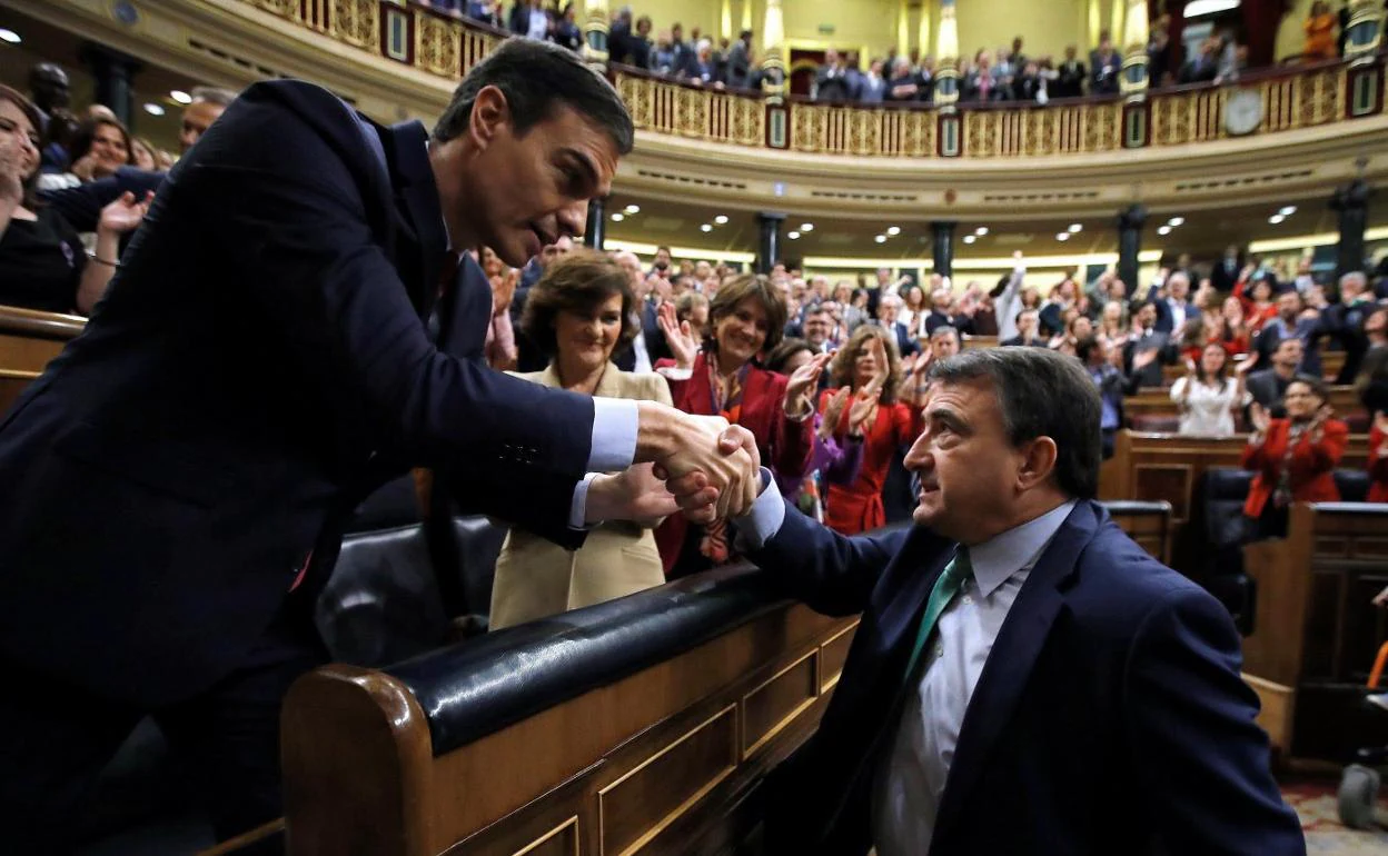 Aitor Esteban, portavoz del PNV, felicita a Pedro Sánchez tras ser elegido presidente del Gobierno. 